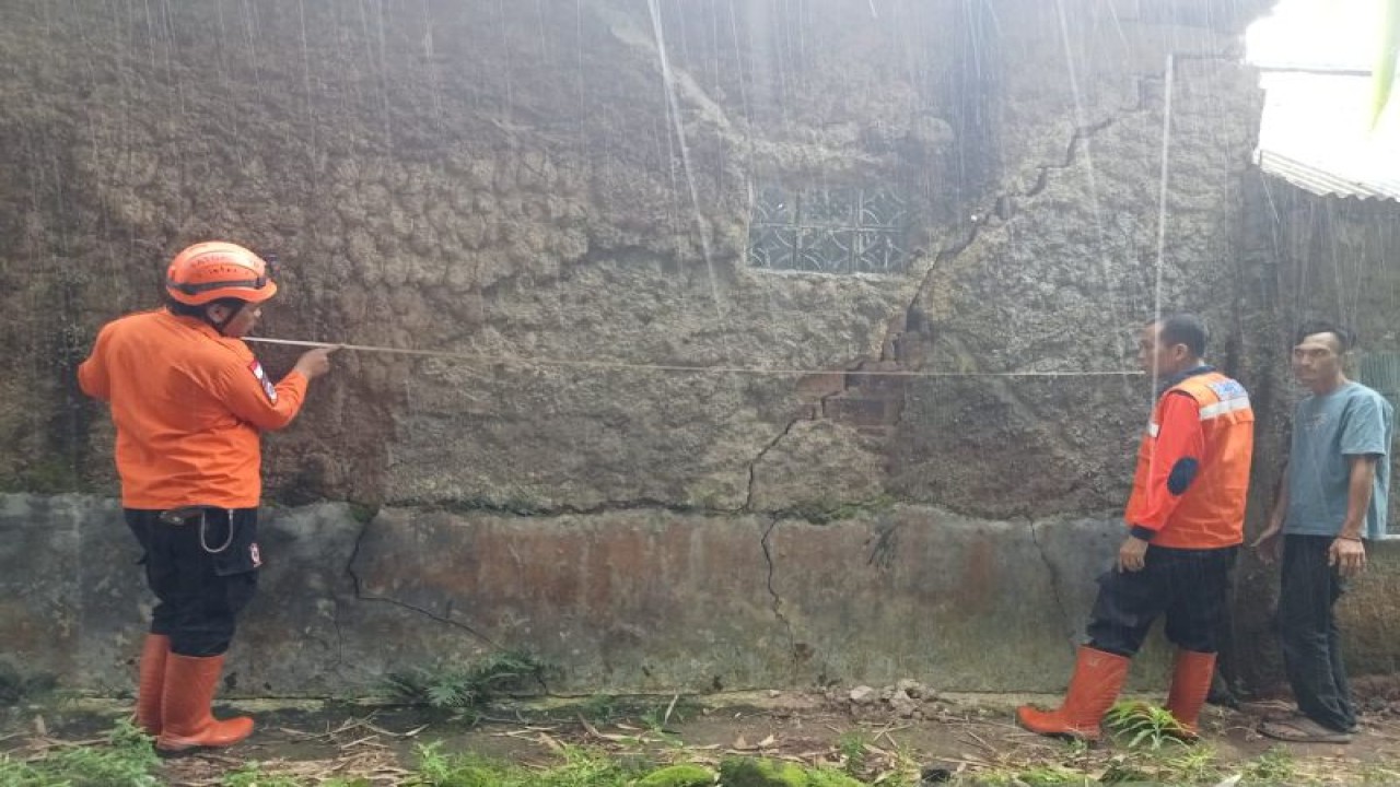 Petugas BPBD Kota Sukabumi saat mendata kondisi rumah yang terdampak gempa M5,8 di Kampung Pangkalan, RT 03/06, Kelurahan Sudajayahilir, Kecamatan Baros, Kota Sukabumi, Jabar pada Kamis, (8/12). Antara/HO/BPBD Kota Sukabumi