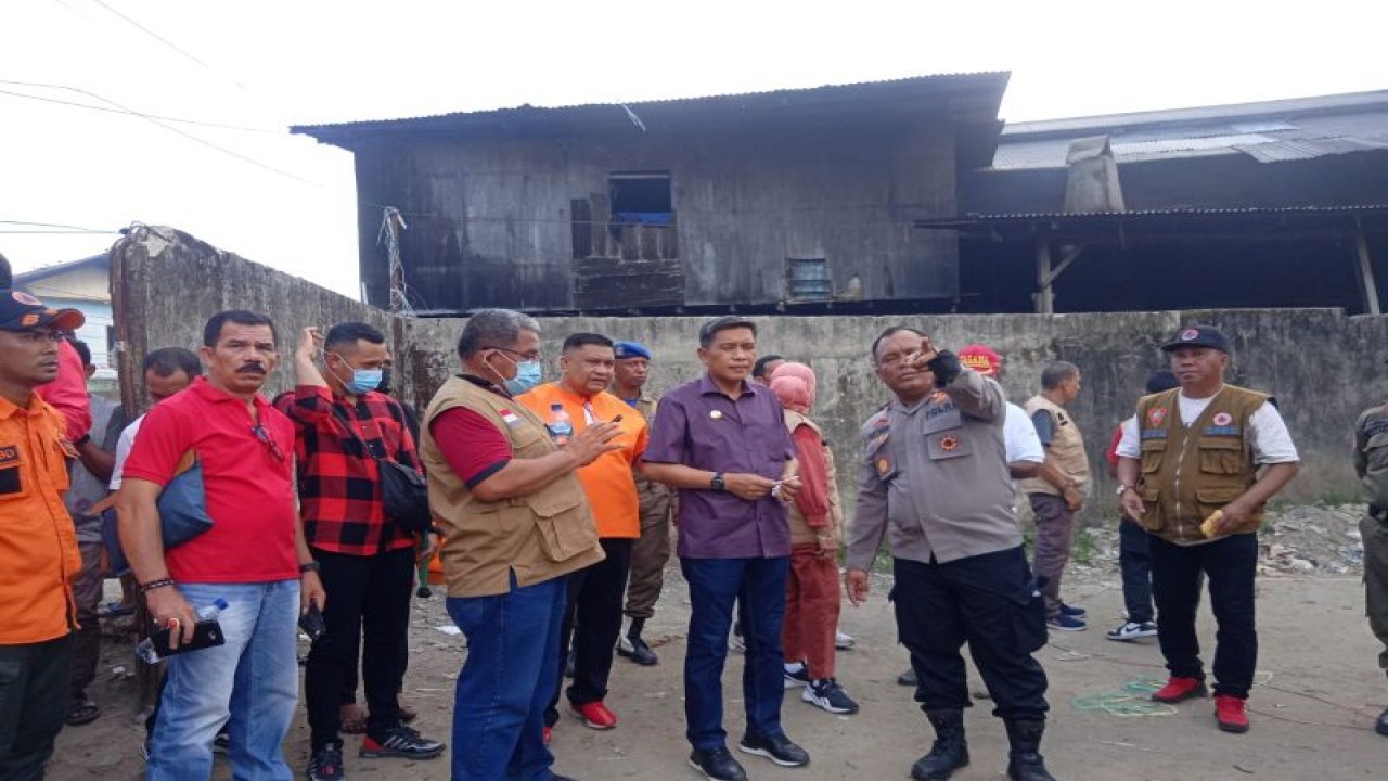 Penjabat Wali Kota Ambon Bodewin Wattimena meninjau lokasi kebakaran di Kelurahan Rijali, Kecamatan Sirimau, Kota Ambon, Provinsi Maluku, Jumat (9/12/2022). (ANTARA/Penina F Mayaut)