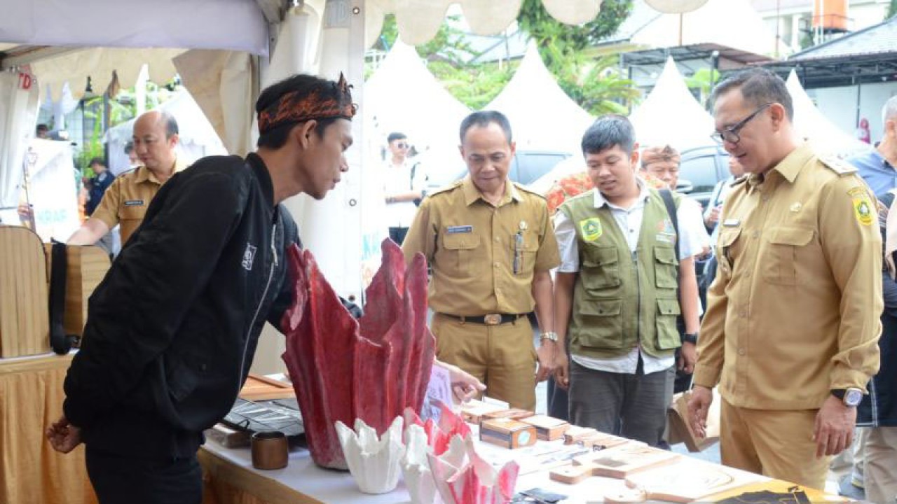 Fesival Ekonomi Kreatif (Ekraf) di Rest Area Bumdes Cipayung Girang, Megamendung, Kawasan Puncak, Kabupaten Bogor, Jawa Barat, Senin (26/12/2022). (ANTARA/HO-Humas Pemkab Bogor)