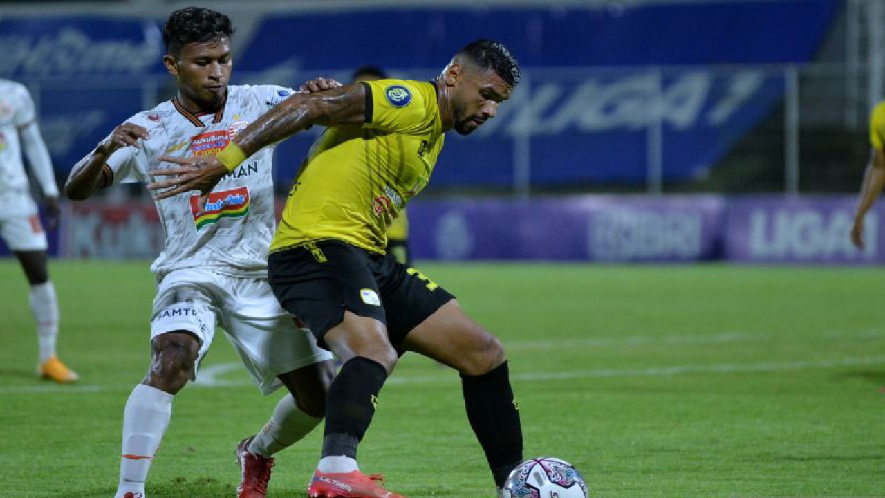 Foto arsip - Pesepak bola Persija Jakarta Osvaldo Ardiles Haay (kiri) berebut bola dengan pesepak bola Barito Putera Renan Alves (kanan) saat pertandingan Liga 1 di Stadion Kompyang Sujana, Denpasar, Bali, Rabu (23/2/2022). ANTARA FOTO/Fikri Yusuf/rwa. (ANTARA FOTO/FIKRI YUSUF)