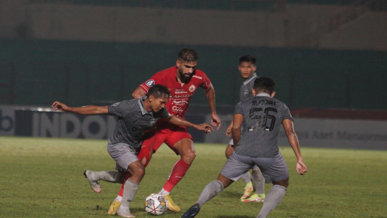 Pesepak bola Persija Jakarta Yusuf (kedua kiri) berusaha menerobos pertahanan Borneo FC dalam laga BRI Liga 1 di Stadion Sultan Agung, Bantul, D.I Yogyakarta, Selasa (6/12/2022). ANTARA FOTO/Andreas Fitri Atmoko/nym.