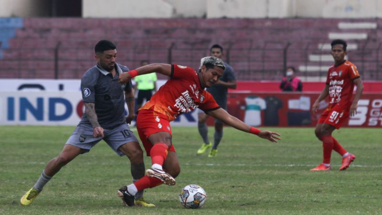 Pesepakbola Borneo FC J Bustos (kiri) berebut bola dengan pesepakbola Bali United Jajang Mulyanan (kanan) saat bertanding pada BRI Liga 1 di Stadion Sultan Agung, Bantul, D.I Yogyakarta, Kamis (15/12/2022). Borneo FC berhasil mengalahkan Bali United dengan skor 3-1. ANTARA FOTO/Andreas Fitri Atmoko/YU