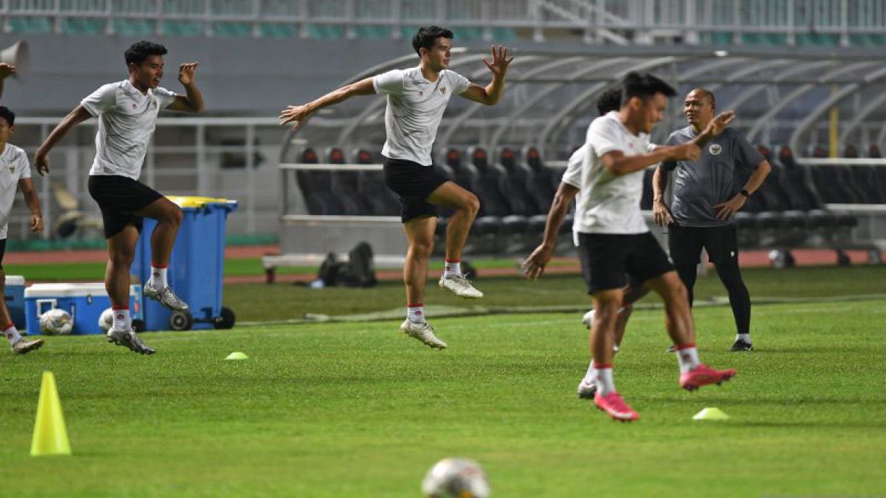 Pesepak bola Tim Nasional Indonesia Elkan Baggott (tengah) berlatih bersama rekan-rekannya di Stadion Pakansari, Cibinong, Kabupaten Bogor, Jawa Barat, Senin (26/9/2022). ). ANTARA FOTO/Aditya Pradana Putra/tom. (ANTARA FOTO/ADITYA PRADANA PUTRA)