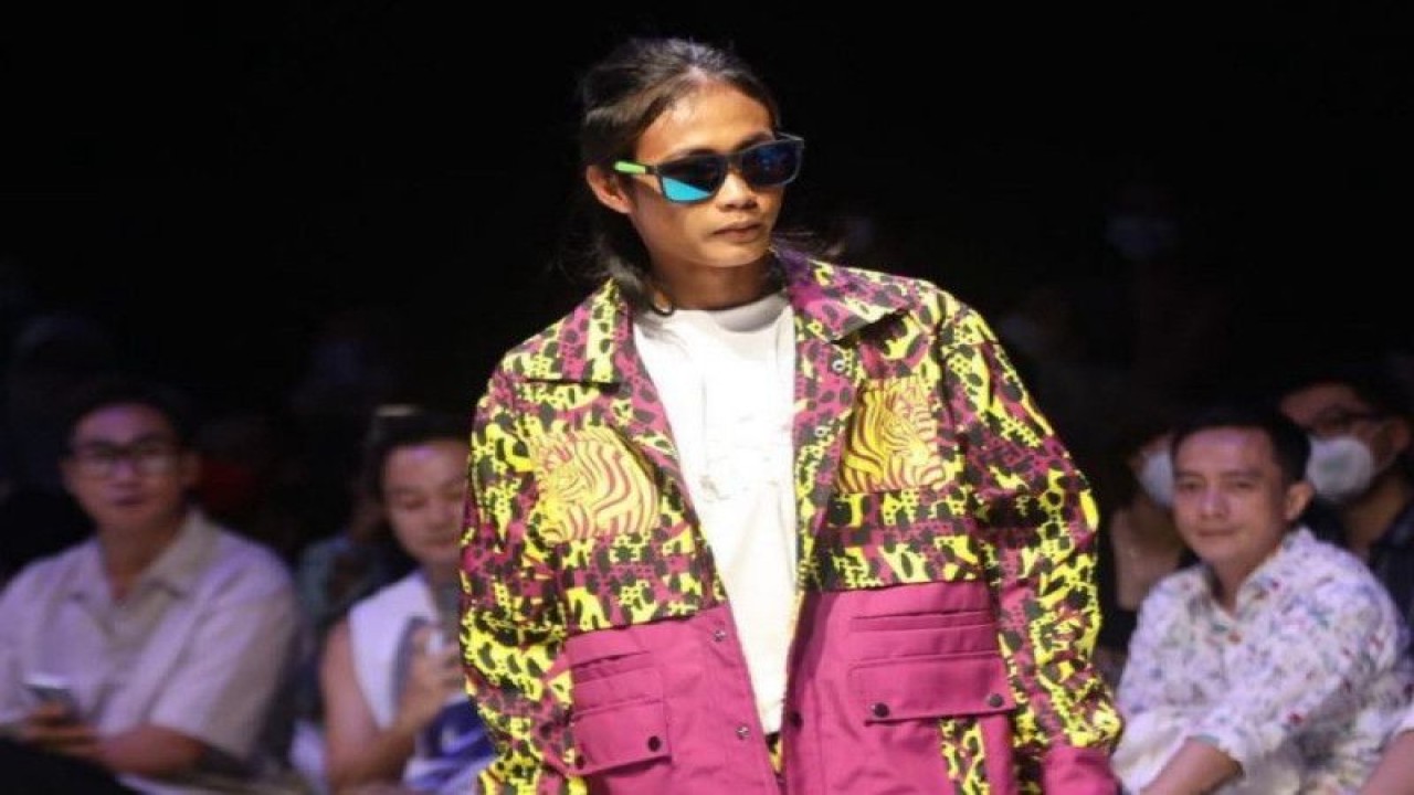 Bonge saat ikut peragaan busana di Jakarta Fashian and Food Festival (ANTARA/Instagram @bonge.citayam)