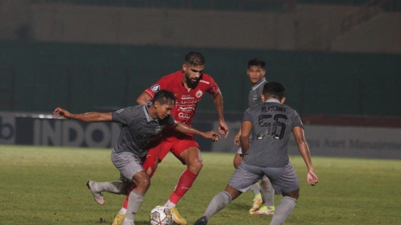 Pesepak bola Persija Jakarta Yusuf (kedua kiri) berusaha menerobos pertahanan Borneo FC dalam laga BRI Liga 1 di Stadion Sultan Agung, Bantul, D.I Yogyakarta, Selasa (6/12/2022). ANTARA FOTO/Andreas Fitri Atmoko/nym.
