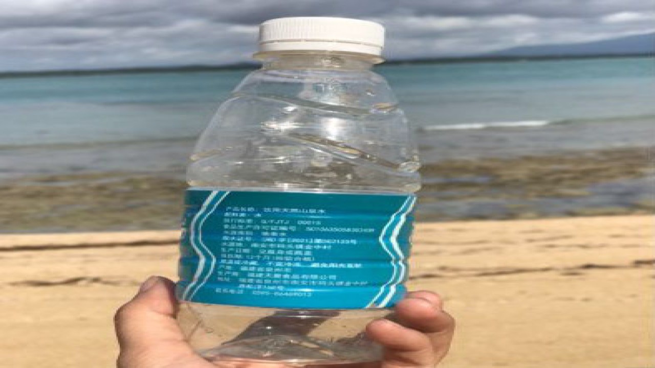 Salah satu limbah plastik asal negara asing yang ditemukan di Pantai Natuna, Provinsi Kepri beberapa waktu lalu. (FOTO ANTARA/Cherman/2022)