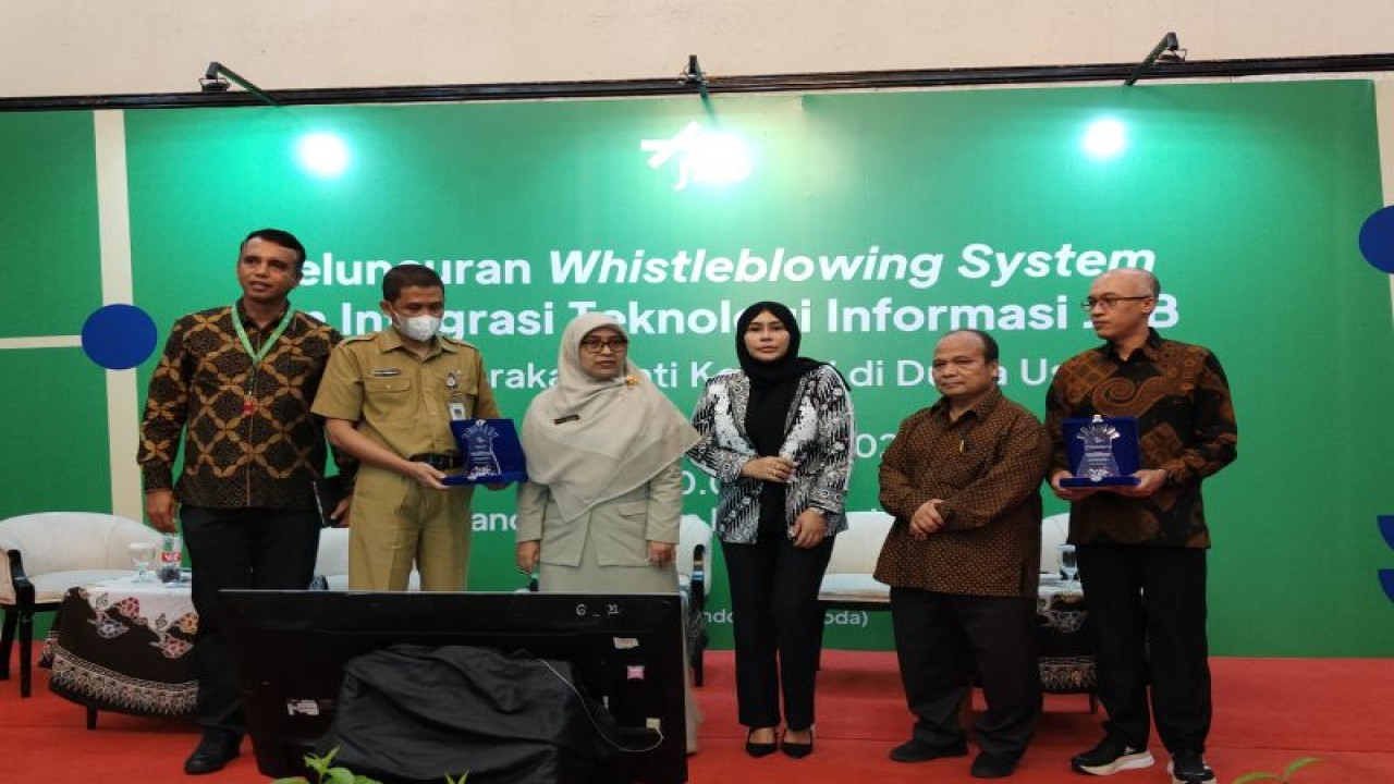 Pelaksana Tugas Badan Pembinaan Badan Usaha Milik Daerah (BP BUMD) DKI Jakarta Fitria Rahadiani (ketiga kiri), Dirut PT Jakarta Tourisindo (JXB) Novita Dewi (ketiga kanan), Ketua Pusat Pelaporan dan Analisis Transaksi Keuangan (PPATK) pertama Yunus Husein (kedua kanan), Direktur Synergy Strategic Advisory Ary Nugroho (kanan), Direktur Administrasi dan Keuangan JXB Zulfarsyah (kiri), setelah acara peluncuran WBS dan Integrasi Teknologi Informasi JXB di Grand Cempaka Hotel, Jakarta, Senin (12/12/2022). (ANTARA/Ricky Prayoga)