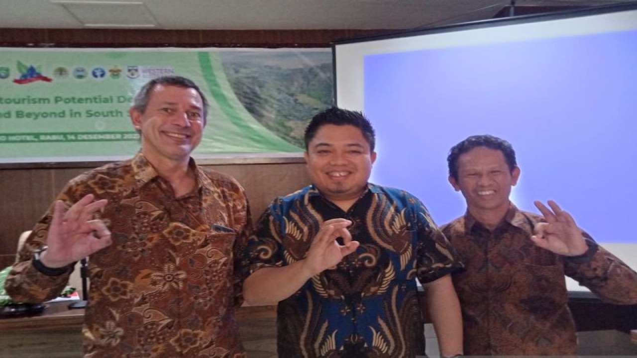 Peneliti ​​​​​​​University of Westrn Australia, Dr Peter Speldewinde, General Manager BP Geopark Nasional Maros-Pangkep, Dedy Irfan B dan Ketua Tim Peneliti kerja sama Unhas dan University of Western Australia melalui Partnership Australia Indonesia Research (PAIR), Dr Ilham Alimuddin (dari kiri ke kanan) disela workshop "The Ecotourism potential Development in Makassar and Beyond" di Makassar, Rabu (14/12/2022). ANTARA/Suriani Mappong