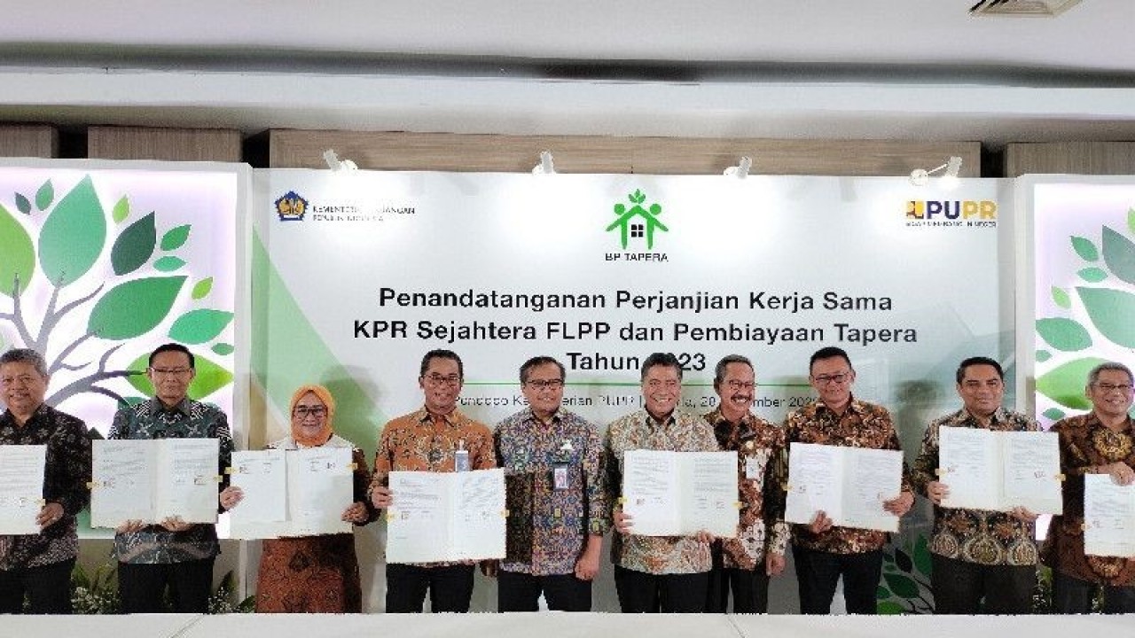 Sekretaris Jenderal Kementerian PUPR Zainal Fatah (kelima dari kiri) dan Komisioner BP Tapera Adi Setianto (keempat dari kanan) menghadiri penandatanganan Perjanjian Kerja Sama tentang Penyaluran dana Fasilitas Pembiayaan Perumahan (FLPP) melalui Kredit Pemilikan Rumah Sejahtera bagi Masyarakat Berpenghasilan Rendah (MBR) untuk tahun 2023 antara BP Tapera dan 40 bank penyalur. ANTARA/ Aji Cakti