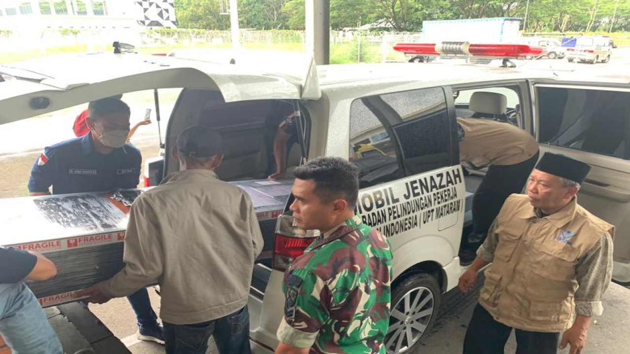 Petugas Balai Pelayanan Pelindungan Pekerja Migran Indonesia (BP3MI) Nusa Tenggara Barat mengurusi jenazah pekerja migran Indonesia yang dipulangkan ke Desa Mapin Rea, Kecamatan Alas Barat, Sumbawa, Senin (26/12/2022). FOTO ANTARA/HO-BP3MI NTB