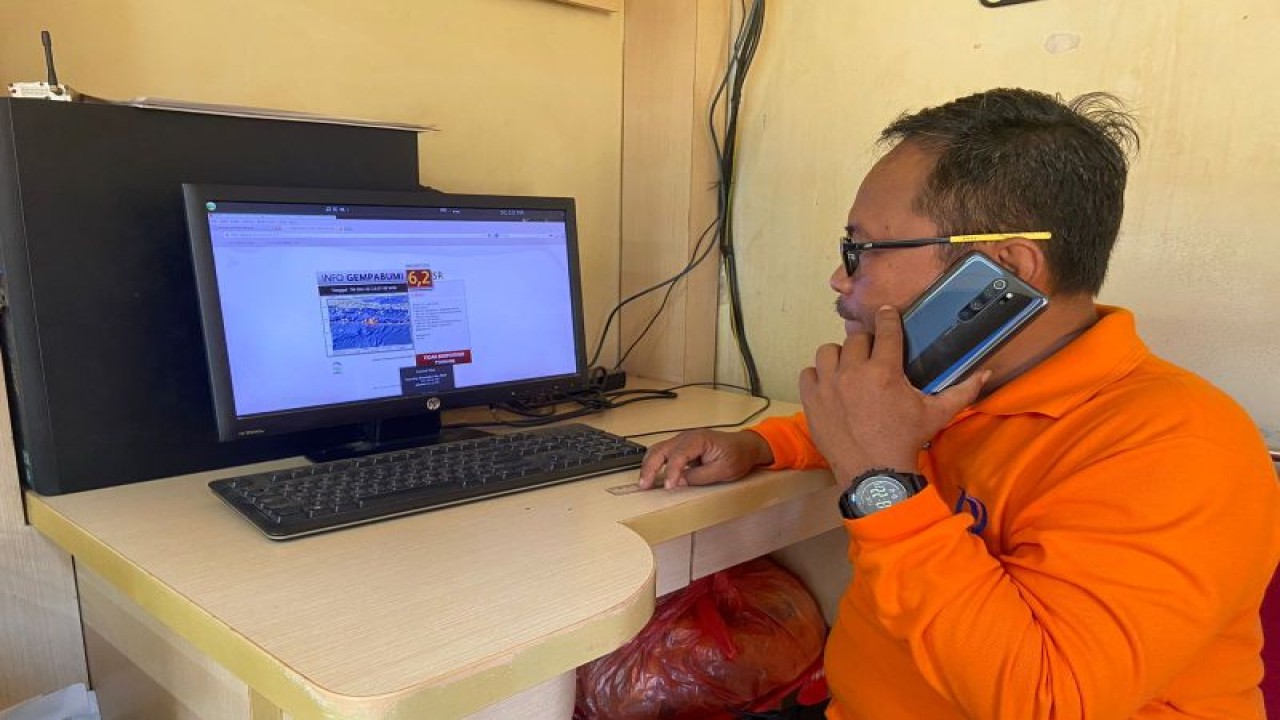 Petugas BPBD Jember, Jatim, memantau informasi terjadinya gempa bumi di Kantor BPBD setempat, Selasa (6/12/2022). (FOTO ANTARA/HO-BPBD Jember)