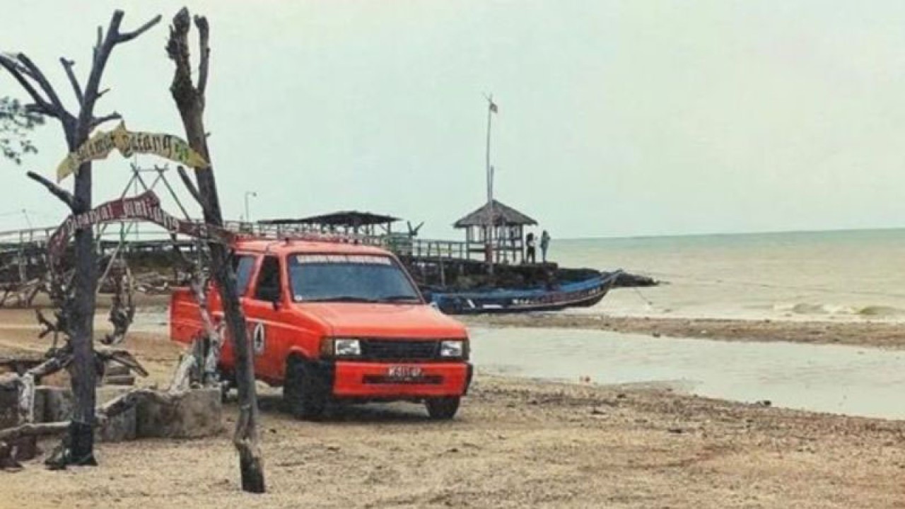 BPBD Pamekasan menugaskan personel khusus untuk memantau perkembangan cuaca ekstrem di objek wisata pantai di Pamekasan, Madura, Jawa Timur, Jumat (30/12/2022). (FOTO ANTARA/Abd. Aziz)