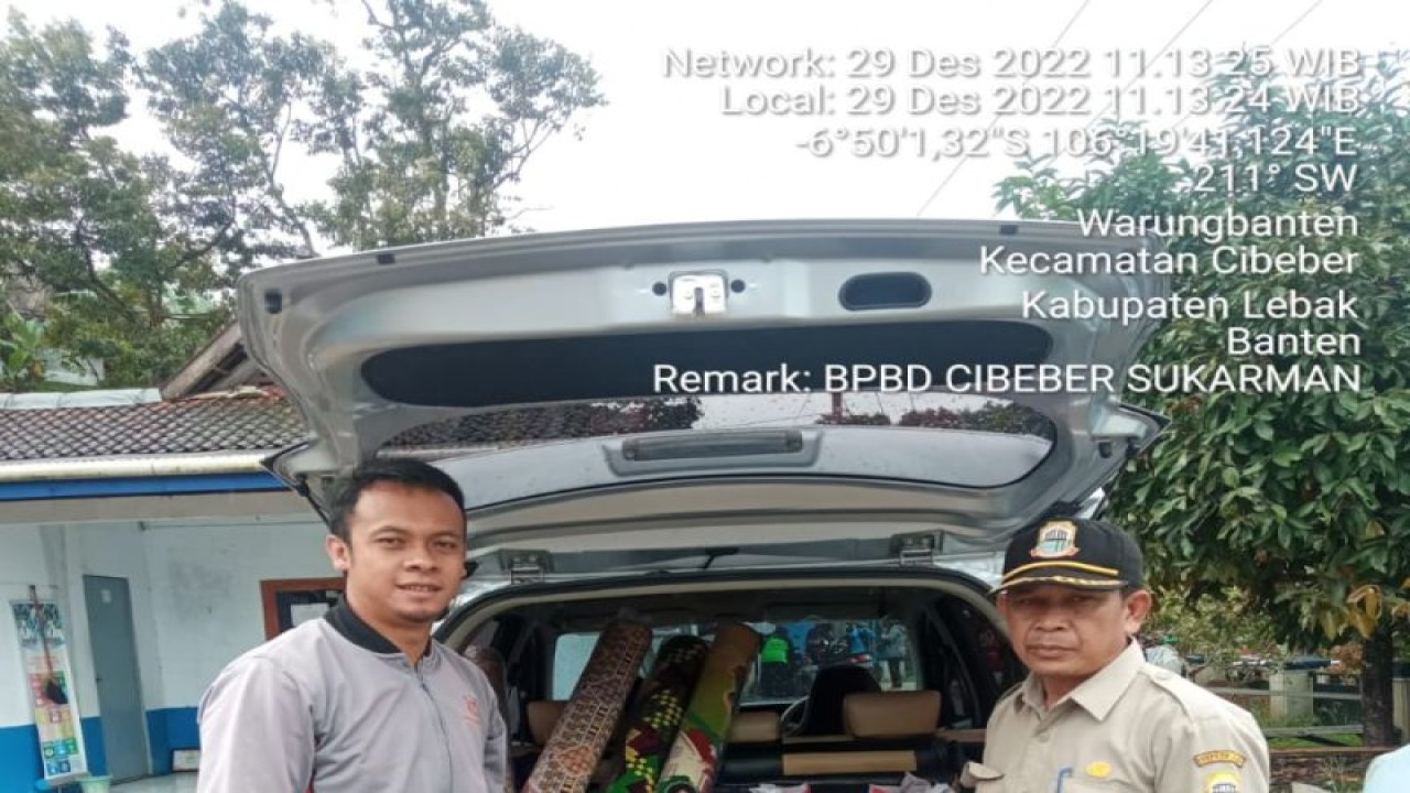 Badan Penanggulangan Bencana Daerah (BPBD) Kabupaten Lebak, Banten mendistribusikan bantuan logistik untuk warga yang terdampak longsor di Kecamatan Cibeber akibat diterjang cuaca buruk selama sepekan terakhir ini. ANTARA/HO-BPBD Lebak