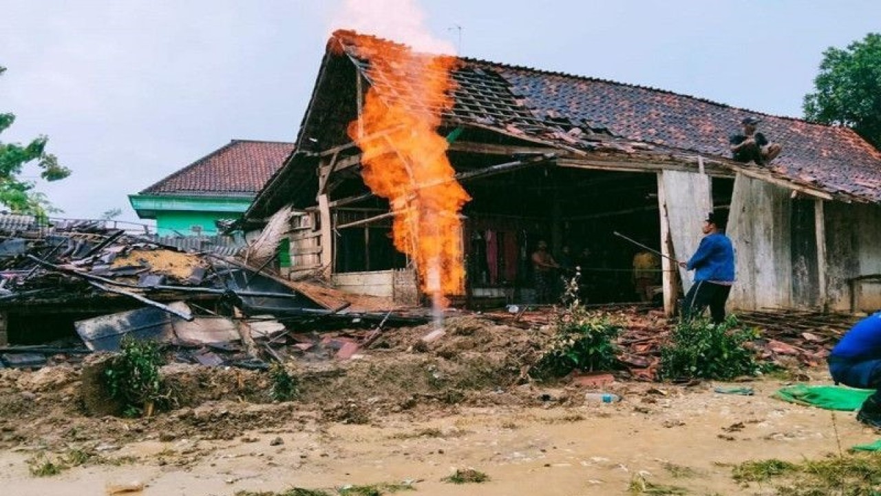 Semburan gas api di sumur bor milik warga Desa Gunung Eleh, Kecamatan Kedungdung, Kabupaten Sampang, Jawa Timur pada Senin (5/12/2022). (ANTARA/HO-BPBD Sampang)