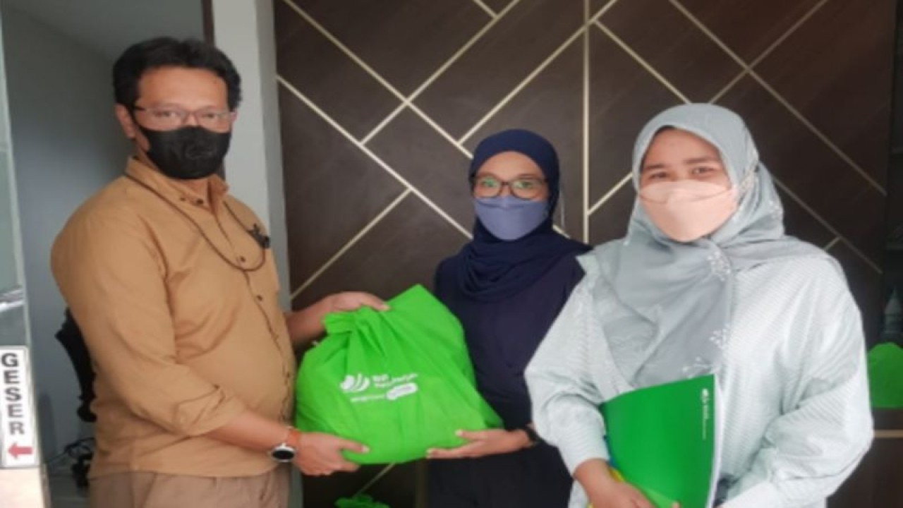 Kepala Kantor BPJAMSOSTEK Jakarta Gambir Chairul Arianto menyerahkan paket sembako dan multivitamin ke Trie Astria Setiawati selaku HRD dari PT UEP untuk diteruskan kepada pekerjanya di Jakarta, Jumat (9/12/2022). (FOTO ANTARA/Erafzon Saptiyulda AS/ho bpjamsostek)