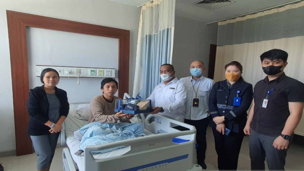 Kepala Kantor Cabang Sulawesi Utara Sunardy Syahid, saat menjenguk peserta BPJAMSOSTEK yang mengalami kecelakaan kerja, di Manado, Rabu(7/12/2022). ANTARA/Nancy L Tigauw.