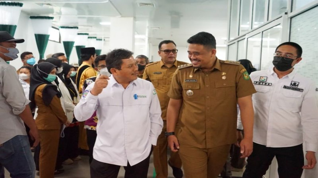 Dirut BPJS Kesehatan Ghufron Mukti (kanan) bersama Wali Kota Medan M. Bobby Afif Nasution berbincang usai agenda Peresmian Program Jaminan Kesehatan Medan Berkah, di Kota Medan, Senin (5/12/2022). (ANTARA/HO-BPJS Kesehatan).