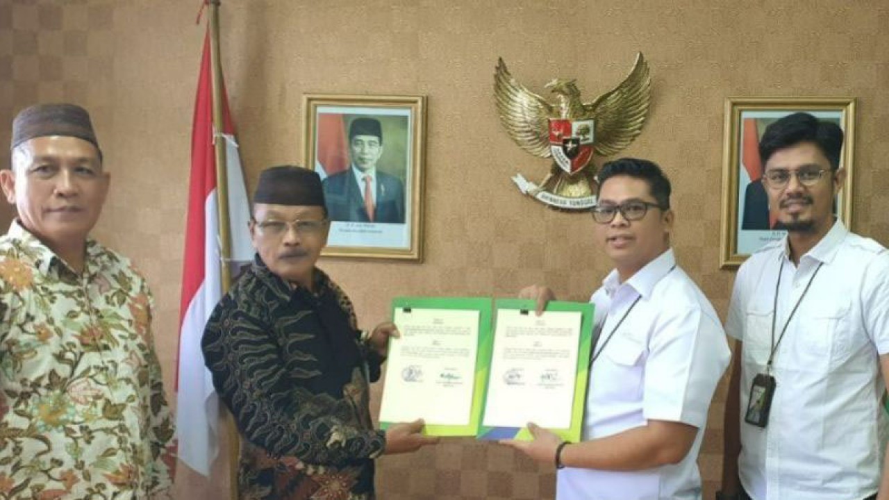 Penandatanganan kerja sama antara Kepala Kantor BPJS Ketenagakerjaan Pangkalpinang Agus Theodorus Parulian Marpaung dan Kepala Kanwil Kemenag Babel H. Tumiran di Pangkalpinang, Jumat (9/12/2022). (FOTO ANTARA/ Donatus Dasapurna)