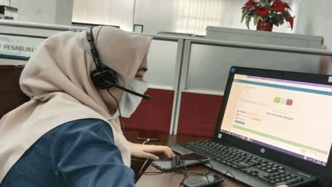 Petugas BPJS Kesehatan cabang Curup sedang melakukan penagihan iuran melalui telepon (telekolekting) kepada peserta yang menunggak iuran. ANTARA/HO-BPJS Kesehatan cabang Curup
