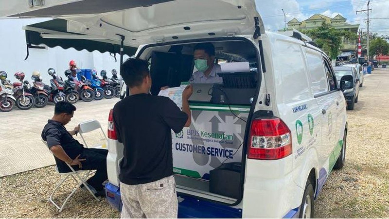 Petugas BPJS Kesehatan Cabang Muara Teweh melayani warga melalui layanan Mobile Customer Service (MCS) di halaman RSUD Muara Teweh, Jumat (30/12/2021). ANTARA/HO-BPJS Kesehatan Muara Teweh