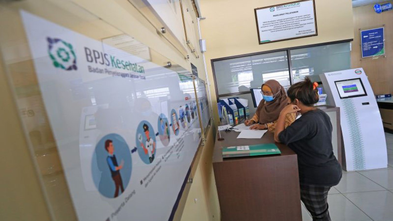 Petugas melayani peserta BPJS kesehatan secara tatap muka di kantor BPJS Kesehatan Kabupaten Indramayu, Jawa Barat, Selasa (12/10/2021). Dewan Jaminan Sosial Nasional (DJSN) mengungkapkan layanan BPJS Kesehatan berdasarkan kelas 1, 2, dan 3 akan diganti menjadi kelas standar pada 2022 untuk meningkatkan mutu dan keselamatan pasien yang lebih optimal tanpa ada perbedaan sehingga pasien JKN akan dilayani dengan lebih baik. ANTARA FOTO/Dedhez Anggara/rwa.