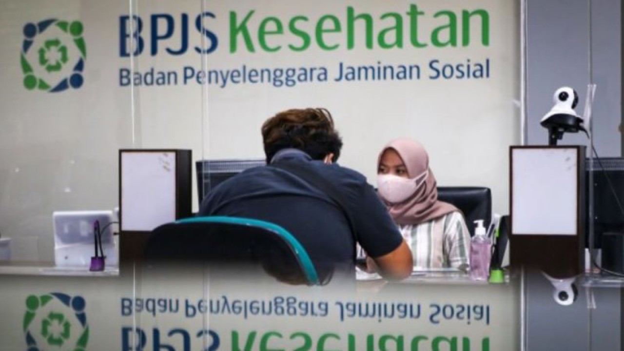 Ilustrasi - Pegawai melayani peserta BPJS Kesehatan di Cikokol, Kota Tangerang, Banten, Rabu (1/7/2020).  ANTARA FOTO/Fauzan.
