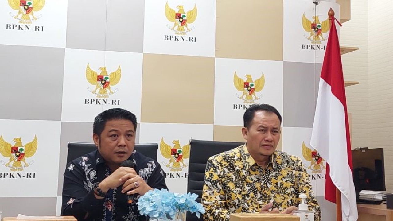 Ketua Badan Perlindungan Konsumen Nasional (BPKN) Rizal E. Halim (kiri) didampingi Wakil Ketua BPKN M.Mufti Mubarok (kanan) dalam konferensi pers di Jakarta, Rabu (21/12/2022). ANTARA/ (Sinta Ambarwati)