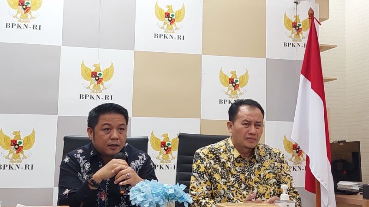 Ketua Badan Perlindungan Konsumen Nasional (BPKN) Rizal E. Halim (kiri) didampingi Wakil Ketua BPKN M.Mufti Mubarok (kanan) dalam konferensi pers di Jakarta, Rabu (21/12/2022). ANTARA/ (Sinta Ambarwati)