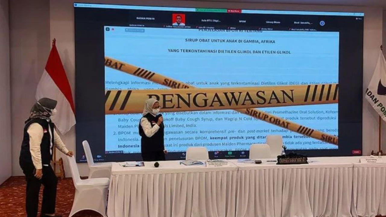 Kepala BPOM RI Penny K Lukito saat menyampaikan keterangan kepada wartawan terkait perkembangan hasil pengawasan dan penindakan terkait sirop obat tercemar EG/DEG di Gedung BPOM RI Jakarta, Kamis (17/11/2022). (ANTARA/Andi Firdaus).