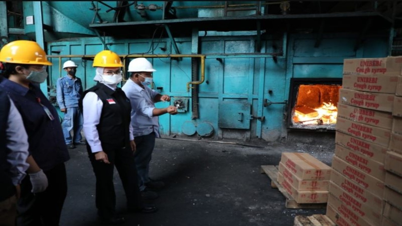Kepala BPOM RI Penny K Lukito (tengah) saat menyaksikan proses pemusnahan 223.560 botol berisi obat sirop Unibebi produksi PT UPI di kawasan Cilegon, Banten, Selasa (6/12/2022). (ANTARA/HO-BPOM)