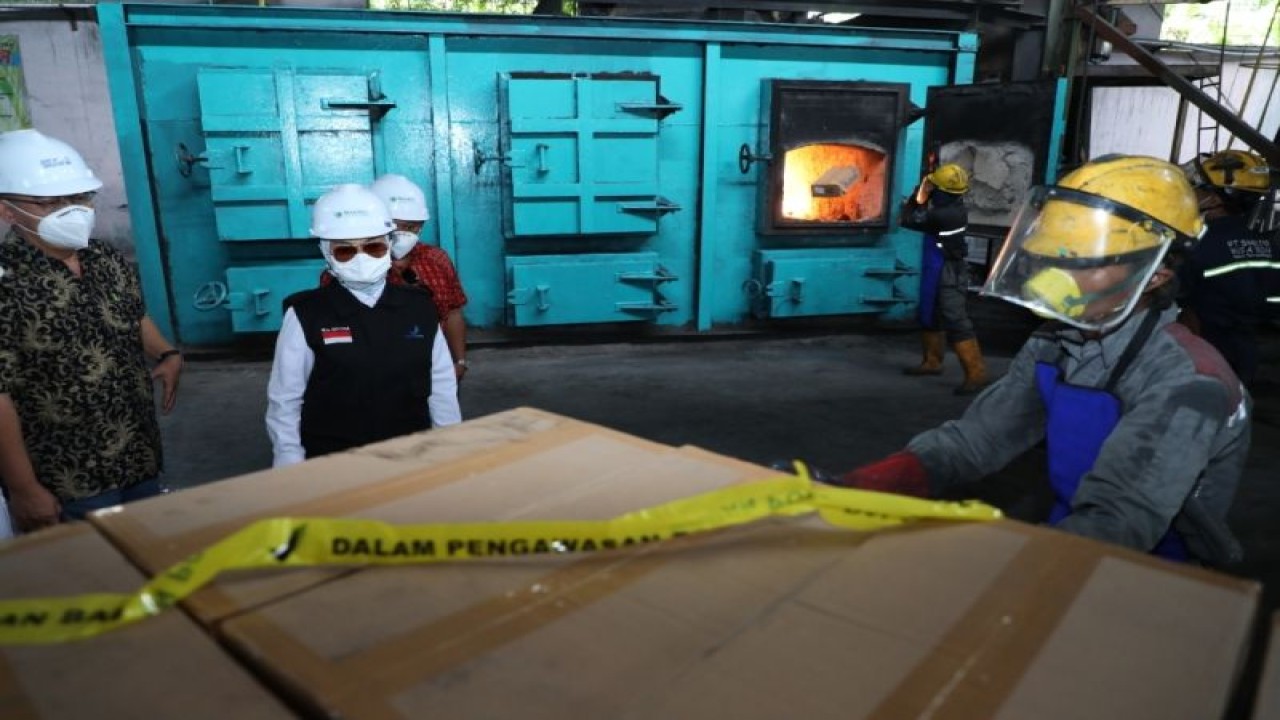 Kepala BPOM RI Penny K. Lukito (tengah) mengawal proses pemusnahan produk obat sirop buatan PT Ciubros Farma di Semarang, Senin (12/12/2022), karena tercemar zat kimia berbahaya. (ANTARA/HO-BPOM).