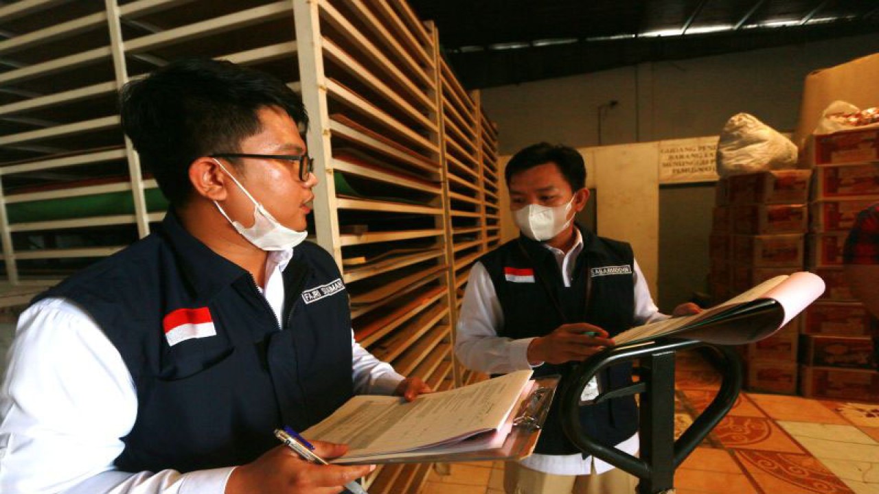 Dua petugas Balai Pengawas Obat dan Makanan (BPOM) mencatat kondisi gudang dan barang di salah satu gudang pangan olahan di Kota Gorontalo, Gorontalo, Rabu (14/12/2022). BPOM di Gorontalo meningkatkan pengawasan keamanan pangan olahan menjelang Natal dan tahun baru secara bertahap, dengan mendatangi gudang distributor yang dimulai sejak bulan November 2022 hingga pekan kedua Januari 2023 nanti. ANTARA/Adiwinata Solihin