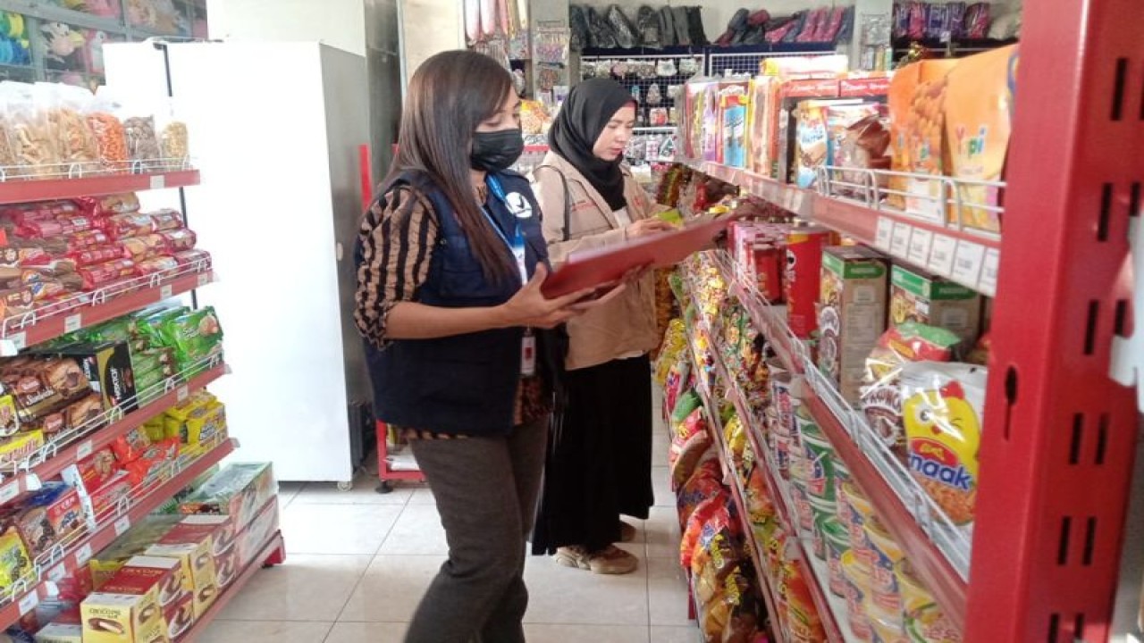 Petugas Balai Pengawasan Obat dan Makanan (BPOM) Provinsi Maluku memeriksa produk pangan yang tidak memenuhi ketentuan (TMK) yang dijual di fasilitas distribusi pangan olahan di Ambon. ANTARA/Penina F Mayaut.