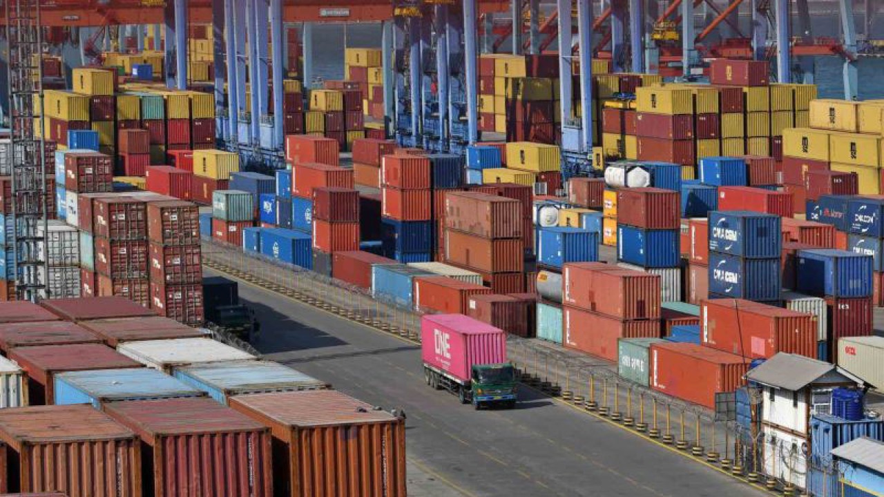 Sebuah truk pengangkut peti kemas melintas di Pelabuhan Tanjung Priok, Jakarta, Kamis (15/12/2022). Berdasarkan data Badan Pusat Statistik (BPS), neraca perdagangan Indonesia mengalami surplus 5,16 miliar dolar AS pada November 2022 dengan nilai ekspor 24,12 miliar dolar AS dan impor 18,96 miliar dolar AS atau surplus neraca perdagangan ke-31 berturut-turut yang dicapai Indonesia sejak Mei 2020. ANTARA FOTO/Aditya Pradana Putra/wsj.