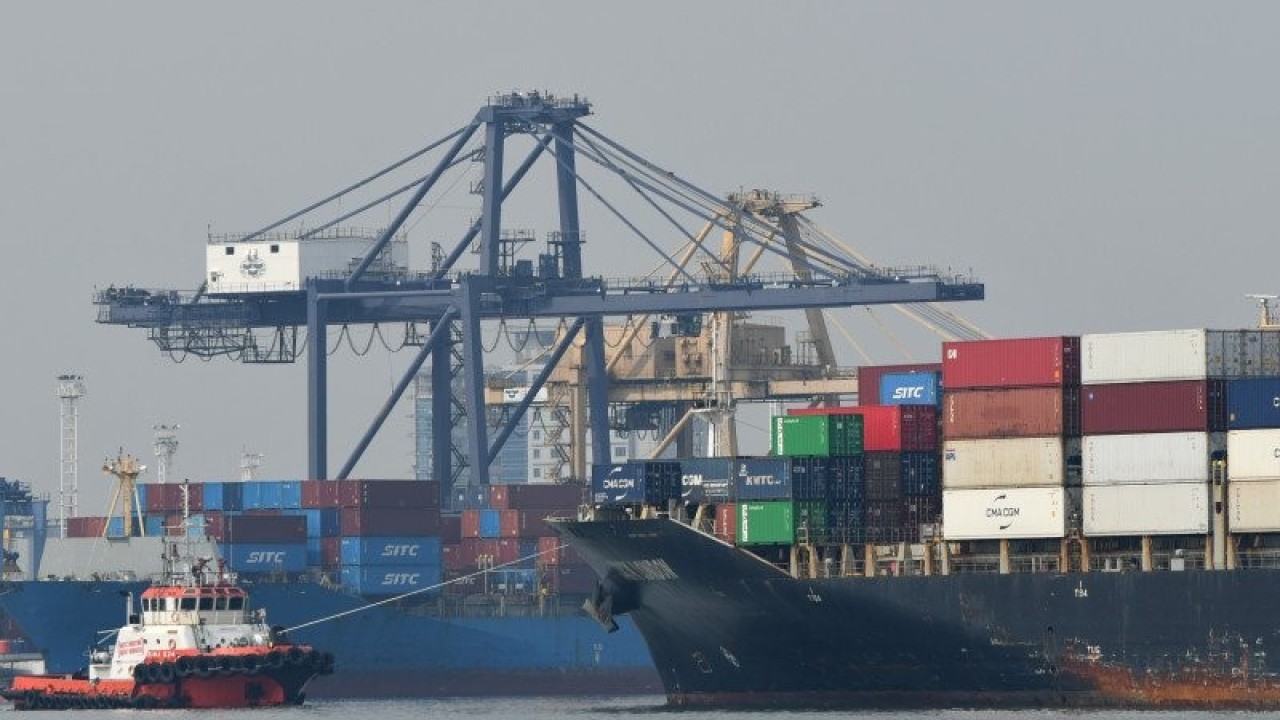 Ilustrasi: Sebuah kapal tunda memandu kapal bermuatan peti kemas saat akan bersandar di Pelabuhan Jakarta International Container Terminal (JICT), Tanjung Priok, Jakarta. ANTARA FOTO/M Risyal Hidayat/wsj.