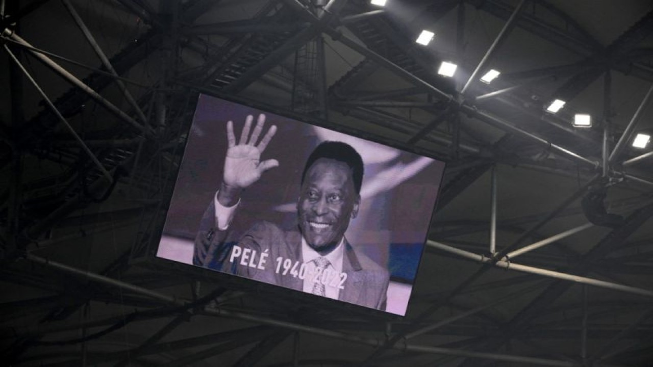 Foto legenda sepak bola Brazil, Pele, dipampangkan dalam layar raksasa kala pertandingan Ligue 1 Prancis antara Olympique de Marseille dan Toulouse FC di Stadion Velodrome di Marseille pada 29 Desember 2022. (Photo by Nicolas TUCAT / AFP) (ANTARA/AFP/NICOLAS TUCAT)