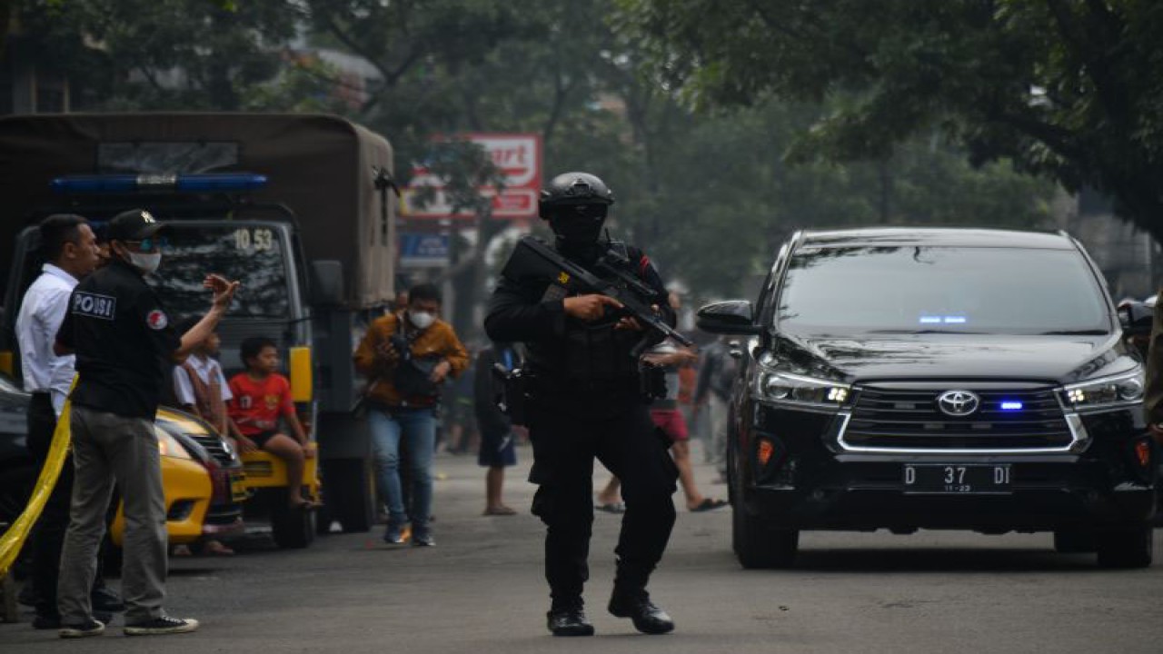 Anggota Brimob berjaga di kawasan Astana Anyar, Bandung, Jawa Barat, Rabu (7/12/2022). Penjagaan ketat tersebut akibat adanya ledakan yang diduga bom bunuh diri di Kantor Polsek Astanaanyar, Kota Bandung. ANTARA FOTO/Raisan Al Farisi/agr/aww.