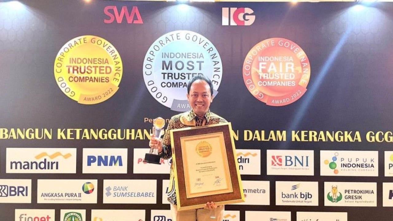 Direktur Kepatuhan dan Manajemen Risiko BRINS Heri Supriyadi menerima penghargaan Trusted Company yang diselenggarakan IICG dan Majalah SWA di Jakarta, Selasa (20/12/2022). ANTARA/HO-BRINS