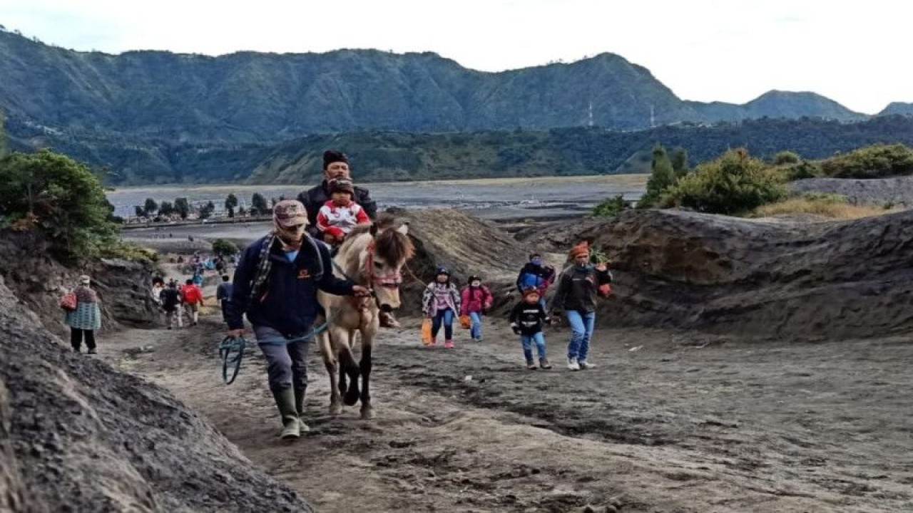 Foto dok. Pengunjung naik kuda dan berjalan kaki menuju ke puncak Gunung Bromo (ANTARA/HO-Diskominfo Kabupaten Probolinggo)