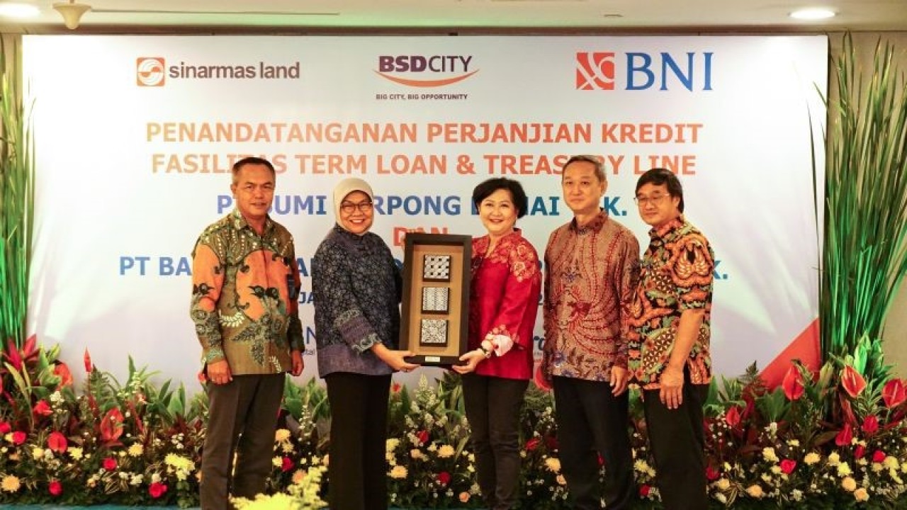 Seremonial penandatanganan pemberian fasilitas kredit oleh Pemimpin Divisi Corporate Banking 1 I Made Sukajaya dengan Direktur Bumi Serpong Damai Lie Jani Harjanto, Hermawan Wijaya dan Syukur Lawigena di Grha BNI Sudirman, Kamis (16/12/2022). ANTARA/HO-BNI/pri.