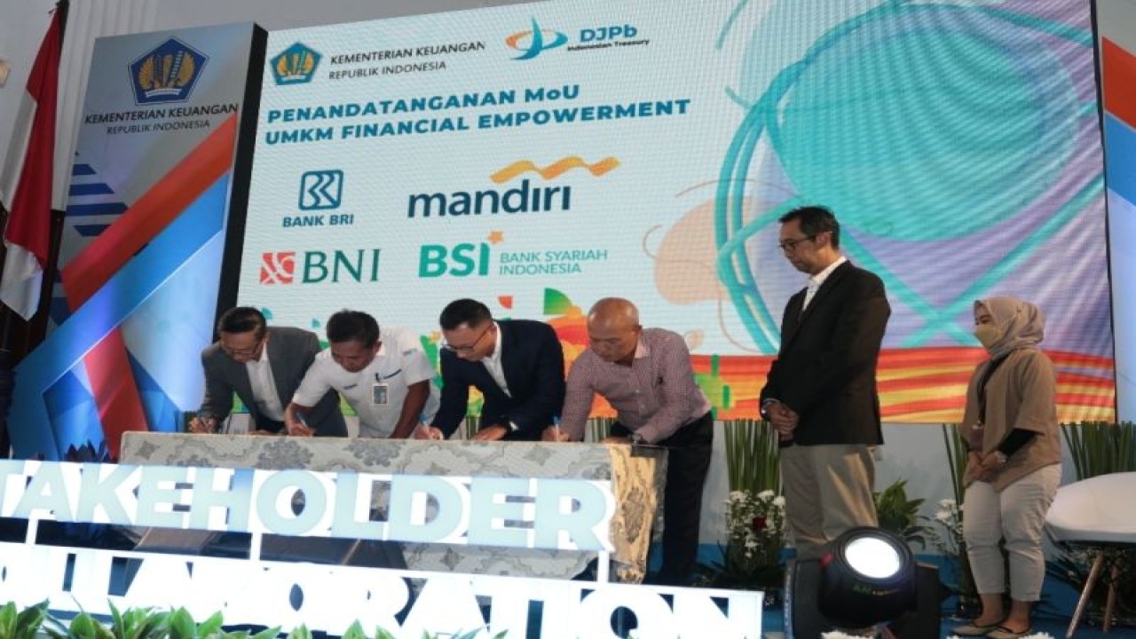BSI dan Kemenkeu menandatangani nota kesepahaman (MOU) Kerjasama Pemberdayaan Usaha Mikro Kecil Menengah dalam Program UMKM Financing Empowerment (U-FinE). (ANTARA/HO-BSI)