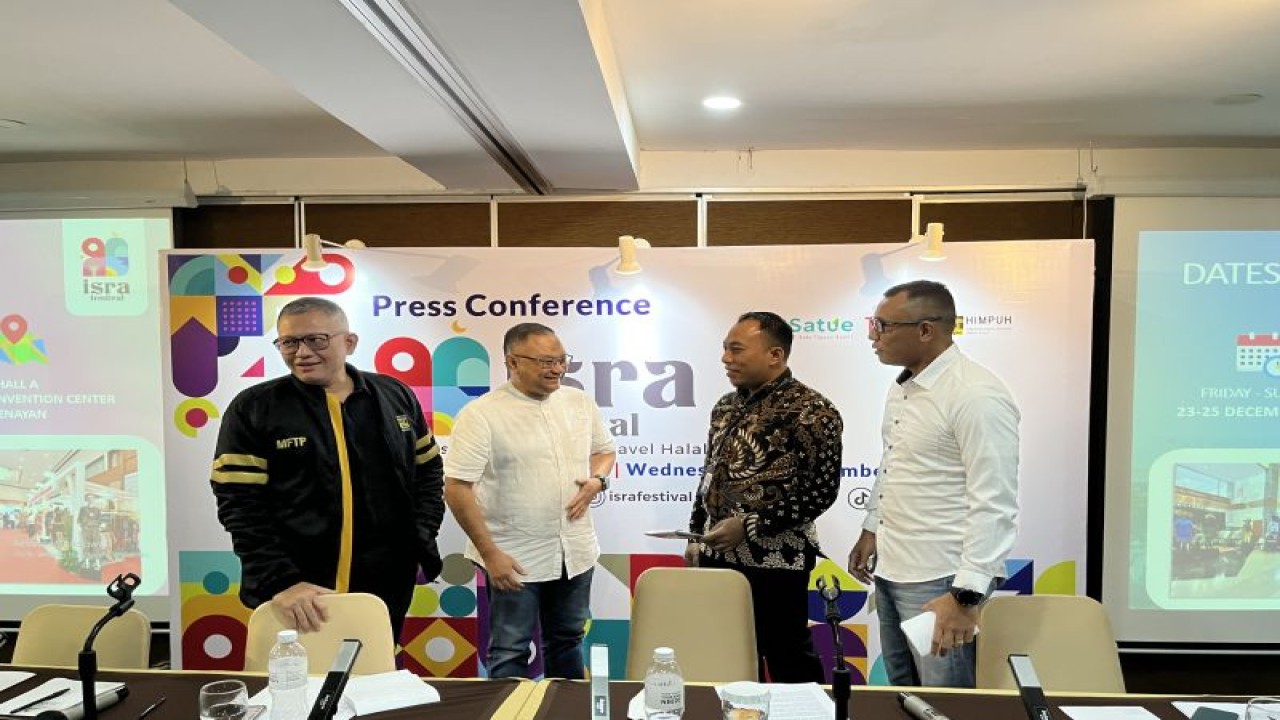 Head Hajj and Umra Ecosystem Bank Syariah Indonesia (BSI) Ayun Kurniawan bersama Presiden Direktur Zurich Syariah Hilman Simanjuntak pasca konferensi pers di Hotel Gren Alia, di Jakarta, Rabu (14/12/2022). ANTARA/M. Baqir Idrus Alatas