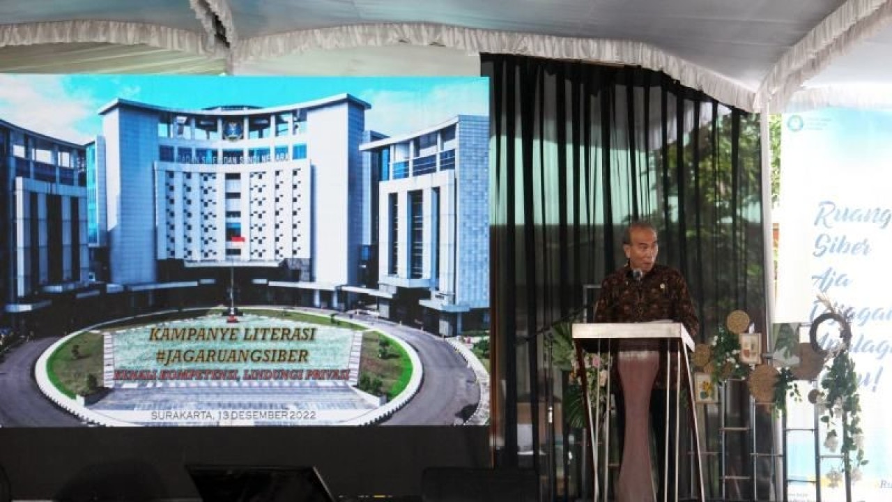 Kepala BSSN Letjen TNI (Purn) Hinsa Siburian menyampaikan arahan dalam acara kampanye "Jaga Ruang Siber Negara" di SMK Negeri 2 Surakarta di Surakarta, Selasa (13/12/2022). ANTARA/Bambang Dwi Marwoto.