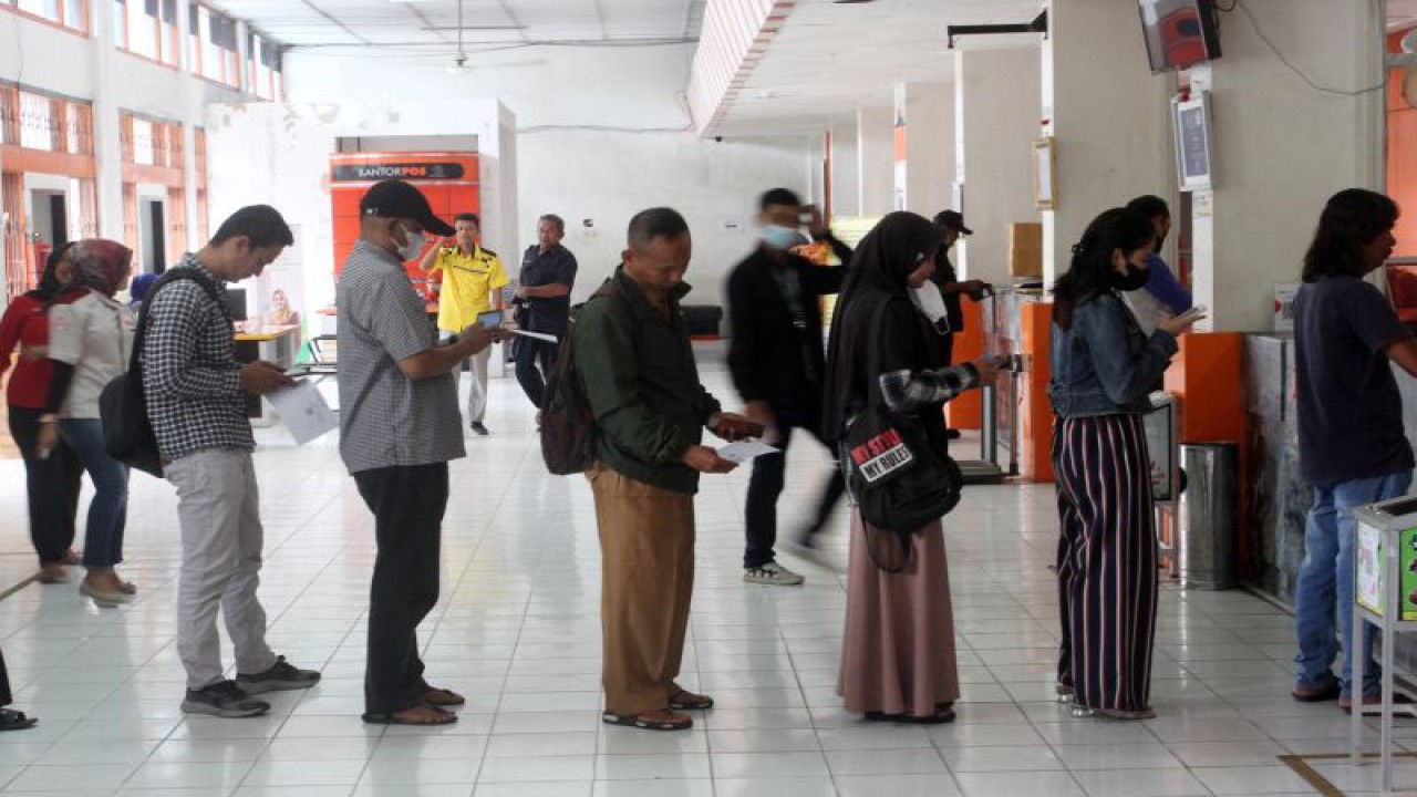 Pekerja mengantre untuk mengambil bantuan subsidi upah (BSU) di Kantor Pos Unit Cabang Padang, Sumatera Barat, Senin (14/11/2022). (ANTARA FOTO/Muhammad Arif Pribadi/aww)