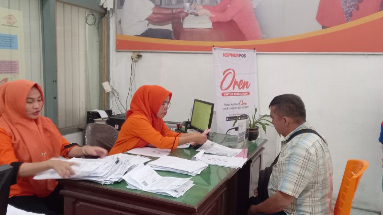 Salah satu warga Kota Bengkulu saat menerima Bantuan Subsidi Upah (BSU) di Kantor POS Bengkulu. ANTARA/Anggi Mayasari
