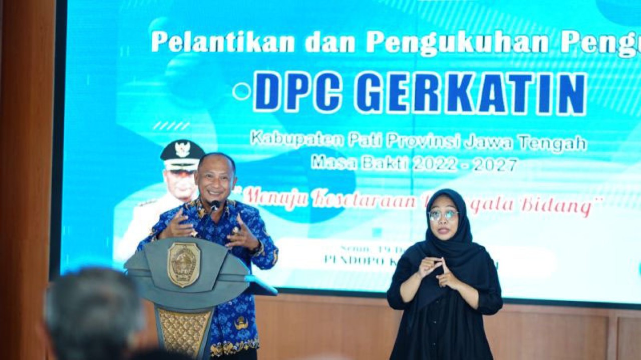Penjabat Bupati Pati Henggar Budi Anggoro saat menghadiri pelantikan dan pengukuhan pengurus Gerkatin Kabupaten Pati Masa Bhakti 2022-2027 di Pendopo Pati, Senin (19/12/2022). ANTARA/Akhmad Nazaruddin Lathif.