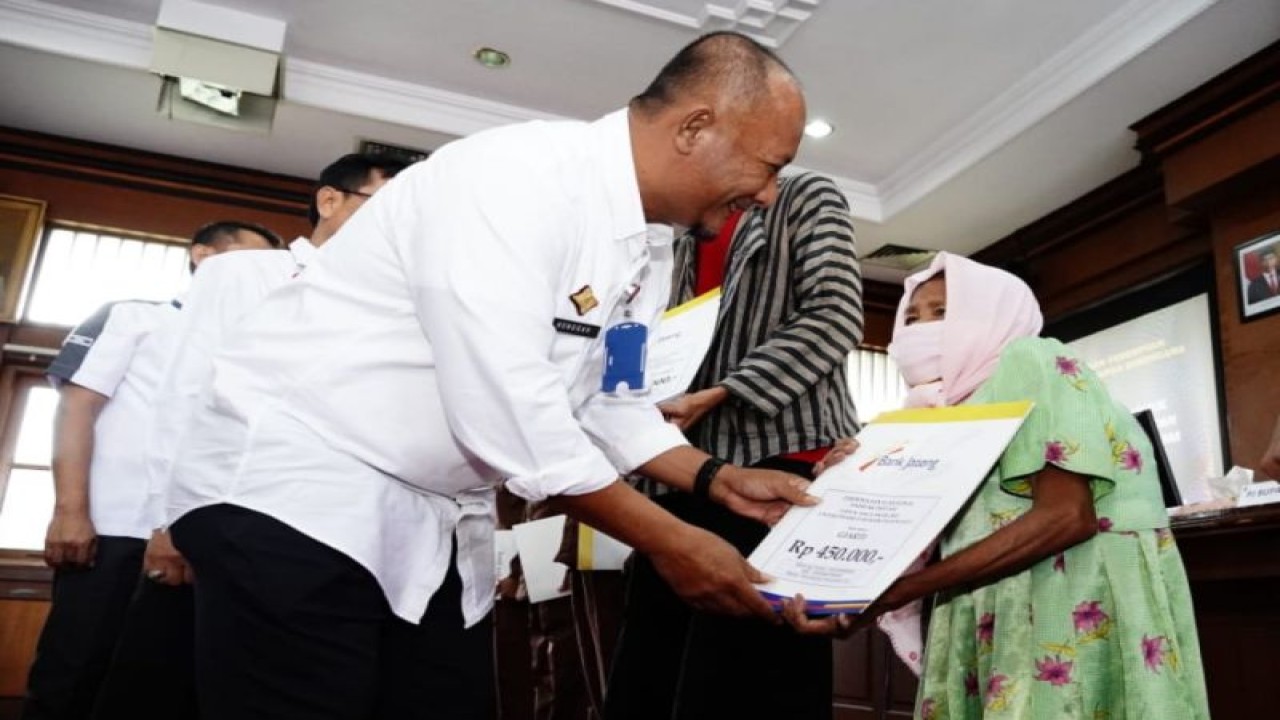 Penjabat Bupati Pati Henggar Budi Anggoro saat penyaluran bantuan di ruang Pragola Sekretariat Daerah Kabupaten Pati, Rabu (28/12/2022). (ANTARA/HO-Pemkab Pati)