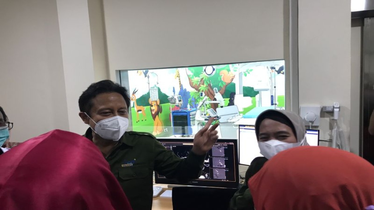 Menteri Kesehatan Budi Gunadi Sadikin didampingi Direktur RSAB Harapan Kita Jakarta dr. Ockti Palupi Rahayuningtyas, MPH, MH.Kes meninjau fasilitas Catheterization Laboratory (Cath Lab) yang ada di RSAB Harapan Kita Jakarta, Kamis (29/12/2022). (ANTARA/Devy Nindy Sari Ramadhan) (Devy Nindy Sari Ramadhan)