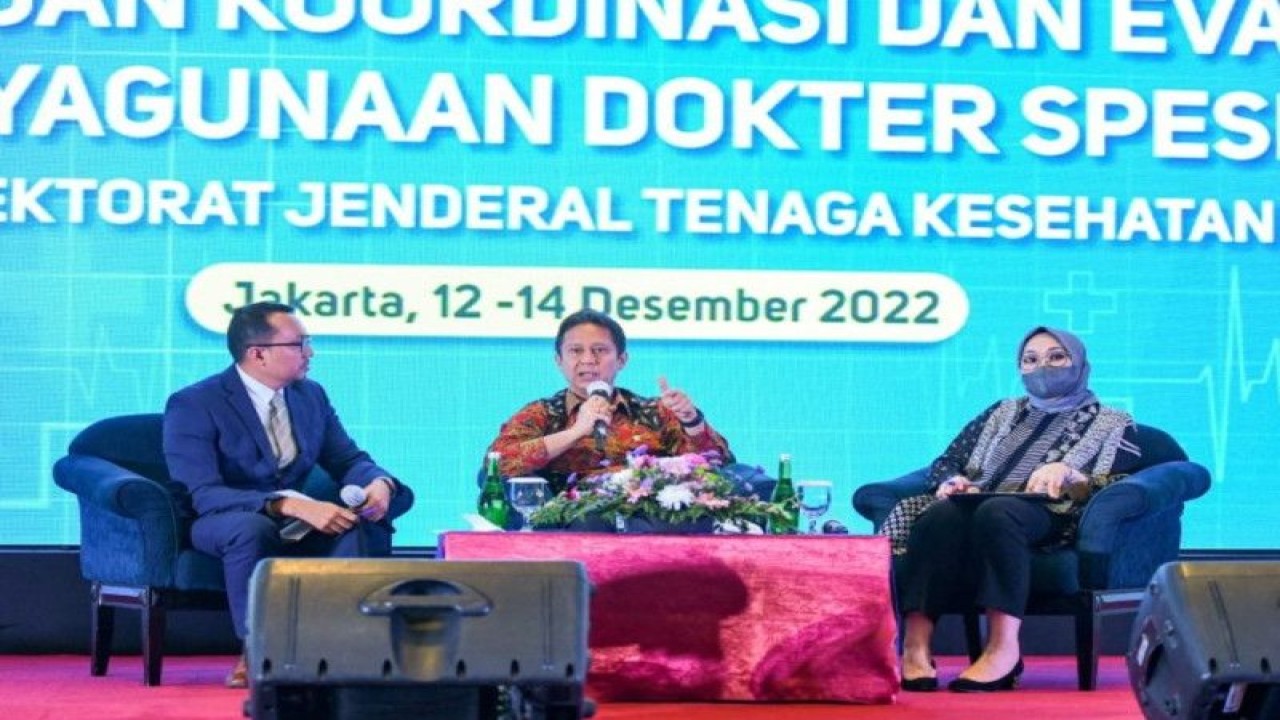 Menteri Kesehatan RI Budi Gunadi Sadikin (tengah) saat menjadi pembicara dalam Dialog Pertemuan Koordinasi dan Evaluasi Pendayagunaan Dokter Spesialis di Jakarta, Selasa (13/12/2022). (ANTARA/HO-Kemenkes).