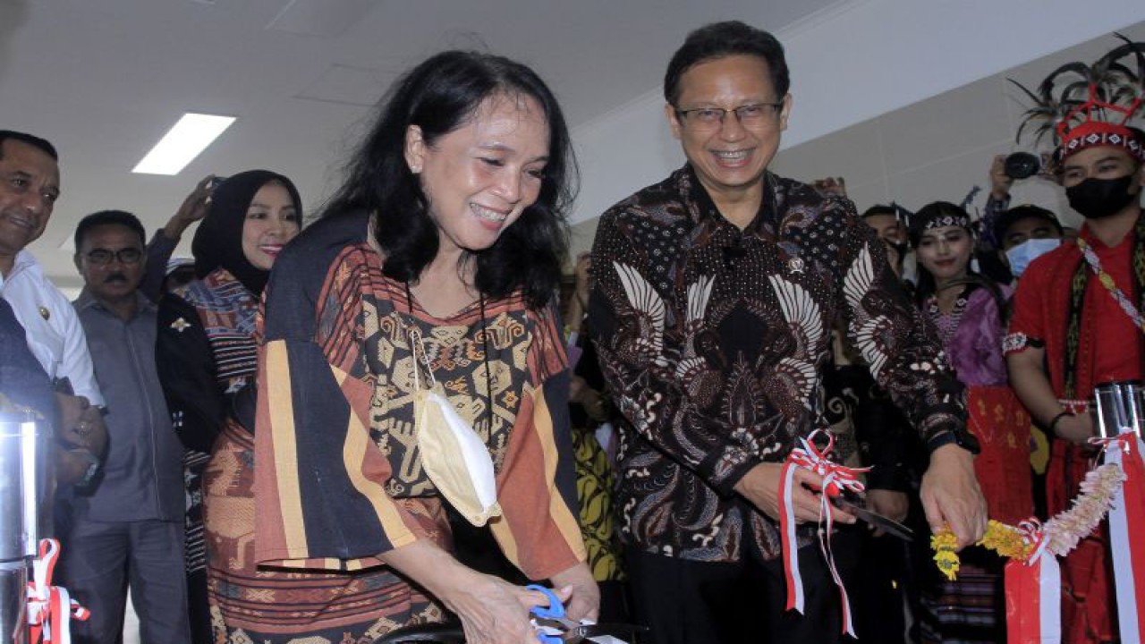 Menteri Kesehatan Budi Gunadi Sadikin (kedua kanan) didampingi anak tertua dr. Ben Mboi, dr. Maria Josefina Tridia Sudirga, memotong pita untuk menandai pembukaan Rumah Sakit Umum Pusat (RSUP) dr. Ben Mboi Kupang di Kelurahan Manulai II, Kota Kupang, Nusa Tenggara Timur, Kamis (22/12/2022). (ANTARA FOTO/Kornelis Kaha)